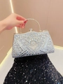 Detail einer silbernen Abendtasche mit Kristallen und metallischem Rundgriff - Silber