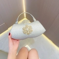 Borsa da sera glitter argento con fibbia floreale in strass e manico in metallo - Argento