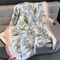 Detalle de chal de satén de seda ligero con estampado floral de tulipanes en sofá de cuero - Borde Rosa (F-444-Borde Rosa)