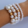 Détail d'un ensemble de quatre bracelets en perles avec pendentif cœur doré et style - Style Perles Coeur Doré (27895-white)