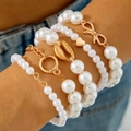 Dettaglio del set di 5 bracciali di perle multistrato con ciondoli a cuore dorato - Set da 5 Pezzi Stile Fiocco Conchiglia Cuore (30577-bra-white)