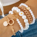 Vue détaillée de bracelets multicouches en chaîne dorée avec perles et breloques cœur - Style Combinaison Dorée Coquillage Marguerite (30574-bra-G)