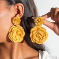 Vue détaillée de boucles d'oreilles roses en tissu jaune double couche sur un modèle - Jaune vif