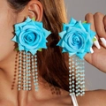 Orecchini a rosa blu con nappe di perline indossati per mostrare la vestibilità - Stile Nappa Rosa in Tessuto Blu Celeste (27531-sky blue)