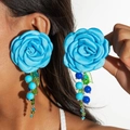 Dettaglio di orecchini a rosa in raso blu con perline boho e accenti di foglie - Stile Nappa con Perline Rosa Blu (27529-blue)
