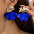 Dettaglio orecchini a foglia di ginkgo dorata con petali a ventaglio blu reale - Stile Foglia di Ginkgo Blu e Oro (30223-ear-blue-EP)