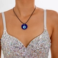 Dettaglio della collana con pendente a occhio blu in vetro indossata per mostrare la taglia - Collana Malocchio Tonda Blu (27786-1-blue)