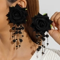 Détail de boucles d'oreilles rose en velours noir avec glands et perles noires chic - Boucles d'Oreilles Rose Noire Avec Long Cordon et Pompons Perlés (27531-ear-black-EP)