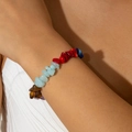 Primer plano de una pulsera para mujer de esquirlas de cristales naturales multicolores - Colorido