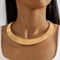 Collar choker dorado ancho con textura de costillas verticales en modelo con top blanco - Estilo Acanalado Dorado (28090-gold)