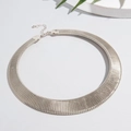Primer plano de gargantilla de metal plateado con cadena ajustable y cierre de mosquetón - Estilo Acanalado Plateado (28090-silver)