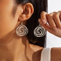 Unregelmäßige konzentrische Spiral-Ohrhänger aus Kupfer in Silberoptik am Model - Silber (28074-silver)