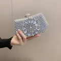 Elegante pochette da sera argento con strass scintillanti e dettaglio fiore di cristallo - Argento