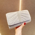 Pochette da sera argento in tessuto glitterato a pieghe con dettaglio strass verticale - Argento