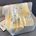 Dettaglio scialle in seta con stampe floreali blu e farfalle su tessuto beige chiaro - 85*180cm / Giallo