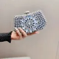 Pochette da sera nera con motivo floreale di strass e chiusura a sfera in cristallo - Nero