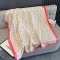 Dettaglio di un elegante foulard in seta rosa e bianco con motivi geometrici su pelle - Bordo Rosa