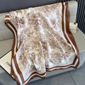 Dettaglio del motivo Toile de Jouy vintage su una morbida sciarpa in seta marrone e beige - Marrone