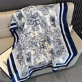 Dettaglio della stampa Toile de Jouy blu e bianca con animali su sciarpa di seta lusso - Blu Notte