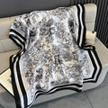 Dettaglio di un grande foulard di seta con stampa Toile de Jouy nera su fondo bianco - Nero
