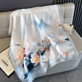 Dettaglio di sciarpa di seta blu e bianca con motivo di pittura a inchiostro cinese - Bordo Grigio