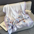Dettaglio di sciarpa in raso di seta con stampe di magnolia e pittura a inchiostro - Bordo Viola