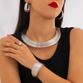 Detailopname van de meerlaagse zilveren sieradenset met ketting en oorbellen op een model - Zilveren 4-delige Set (28180-silver)