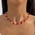 Lussuosa collana dorata con pietre preziose rosse ovali indossata da una modella - Stile Gemma Rossa Ovale (28071-red)