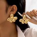 Gros plan de boucles d'oreilles pétales dorées avec une finition métallique polie - Pétale Abstrait Poli Or (28270-1-gold)