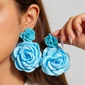 Dettaglio degli orecchini a forma di rosa in tessuto blu con petali multistrato testurizzati - Stile Rosa in Tessuto Blu (27843-ear-blue-3)