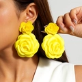 Vue macro de grandes boucles d'oreilles rose jaune 3D en tissu avec détails superposés - Style Rose 3D (27843) / Jaune Citron