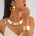 Gouden meerlaagse choker set met dikke oorbellen en brede metalen manchetarmband voor dames - Gouden 3-delige Set (28176-Set-gold)