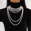 Dettaglio della collana di perle a cinque strati con diverse dimensioni su maglia nera - Set di collane in perle artificiali multistrato in stile esagerato (28119-white)