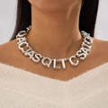 Detalle del collar de letras de globo plateadas sobre un suéter de mohair blanco puro - Estilo de cadena larga de empalme de letras de globo plateada (28357-silver)
