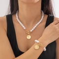 Dettaglio parure di perle con chiusura OT dorata e ciondolo a moneta vintage - Set Ciondolo Moneta d'Oro Retro (16088-1-white)