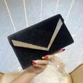 Elegante bolso de mano de terciopelo negro con borde dorado en V para gala - Negro