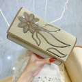 Elegante borsa da sera con perle e decorazione floreale in cristallo con modella - Oro