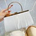 Elegante borsa da sera in raso bianco plissettato con manico circolare dorato - Bianco