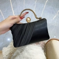 Clutch da sera in raso nero a pieghe con chiusura a perla e manico dorato tondo - Nero