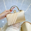 Elegante borsa a mano in raso color champagne con dettagli pieghettati e perla - Champagne