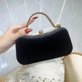 Elegante pochette in velluto nero con manico in metallo dorato e chiusura a sfera in strass - Nero