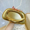 Luxuriöse goldene Abendtasche mit Metallstruktur und ovalem Griff-Detail - Gold