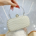 Elegante Perlenabendtasche mit Wellenstruktur und silbernem Metallringgriff - Weiß