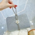 Elegante borsa da sera argentata glitterata con fibbia a fiore di perle e cinturino a mano - Decorazione con Fiori di Perle / Argento
