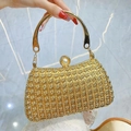 Elegante pochette dorata con rose a rilievo e chiusura con perla da cerimonia - Oro