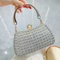 Pochette da sera argento con texture floreali a spirale e chiusura a perla per eventi formali - Argento