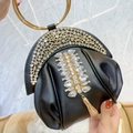 Schwarze Cloud Clutch Tasche mit Strass-Ährenmuster und goldenen Metallring-Griffen - Schwarz