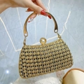 Elegante borsa da sera a rosa dorata con manico in metallo e chiusura con perla - Nero