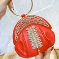 Elegante rote Abendtasche mit goldenem Ringgriff und funkelnden Strasssteinen - Rot
