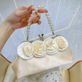 Elegante borsa da sera in raso beige con rose fatte a mano e manico di perle - Albicocca